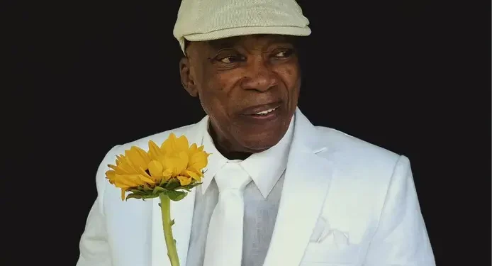 Cantor Milton Nascimento é internado com pneumonia e apresenta boa evolução clínica