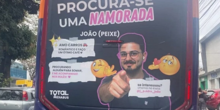 Homem estampa foto na traseira de ônibus em BH na tentativa de arrumar namorada