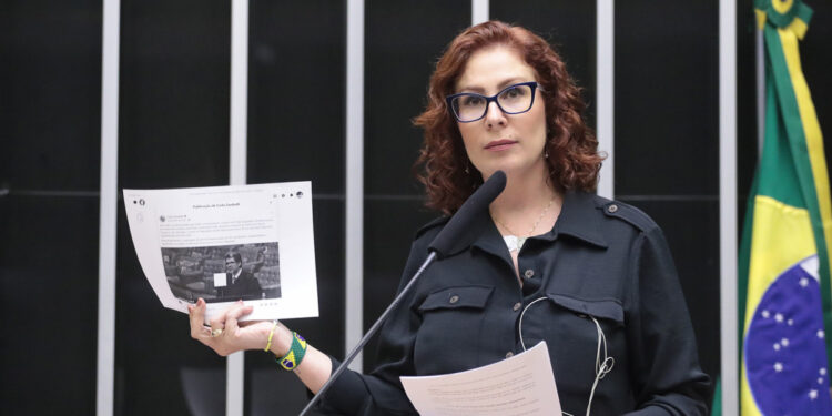 Ex-deputada Zambelli pede ao STF salvo-conduto para vir ao Brasil votar na mãe