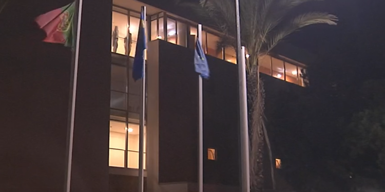 Homem mata esposa de 34 anos com golpes de tesoura em hotel no Algarve, em Portugal