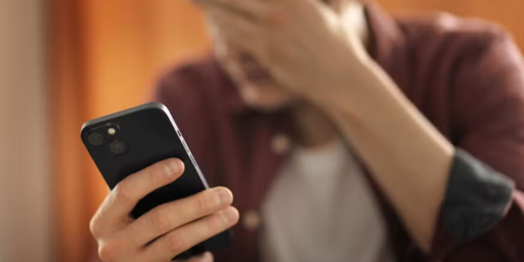 Novo golpe no WhatsApp promete R$ 1.050 e pode roubar dados de brasileiros