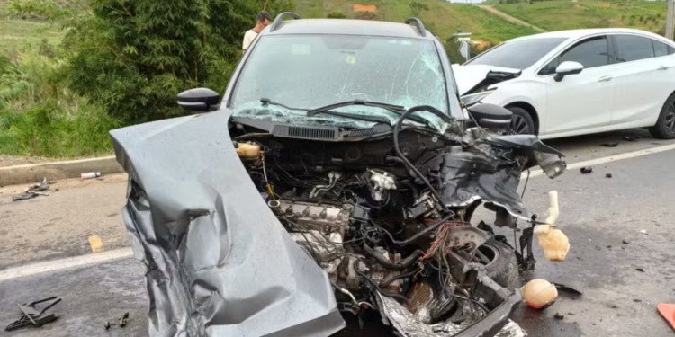Acidente envolvendo três veículos deixa trânsito parcialmente desviado na BR-116 em MG