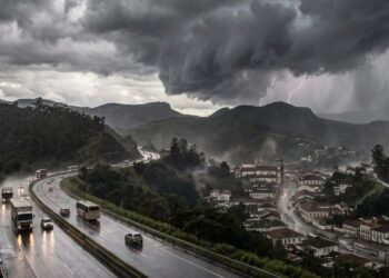 Frente fria aumenta chance de chuva e tempestades em Minas Gerais