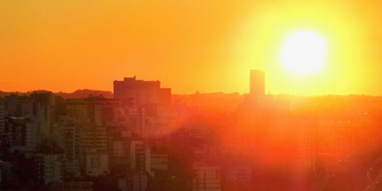 Portugal enfrenta dia de calor intenso com máximas de até 42°C