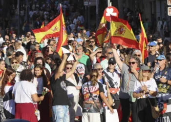 Crise migratória em Ceuta aumenta pressão sobre governo espanhol e coloca rei Felipe VI no centro da tensão.