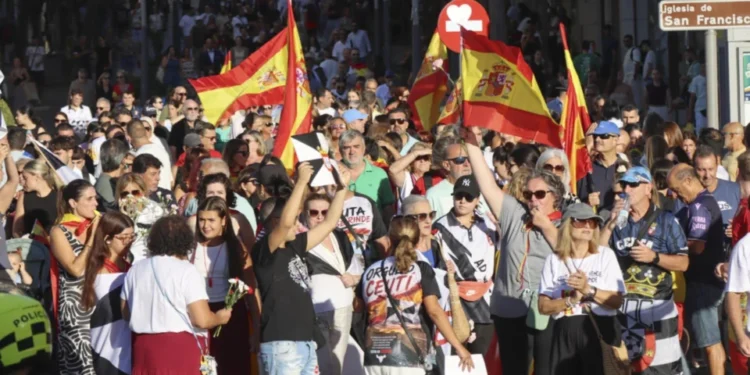 Crise migratória em Ceuta aumenta pressão sobre governo espanhol e coloca rei Felipe VI no centro da tensão.