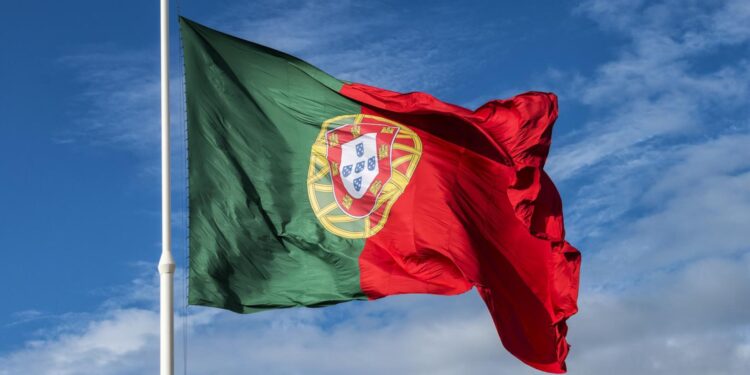 Lei dos Estrangeiros em Portugal: Presidente promulga regime de retorno e asilo após decisão do Tribunal Constitucional