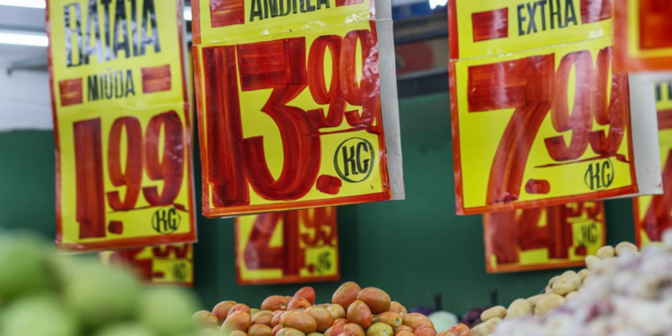 Inflação de outubro desacelera, mas tomate dispara 24,54% no Brasil