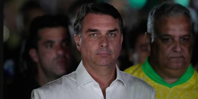 Flávio Bolsonaro vai pedir anulação das eleições após vitória de Lula. “Não vou aceitar essa sacanagem”