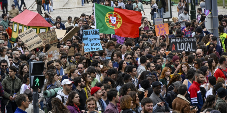 Portugal: manifestantes vão às ruas exigir casas para morar em meio à crise habitacional