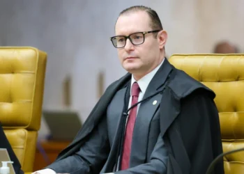 Quem é Cristiano Zanin e por que sua decisão sobre o horário de votação virou alvo de críticas?