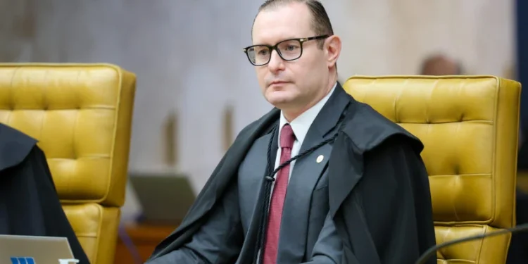 Quem é Cristiano Zanin e por que sua decisão sobre o horário de votação virou alvo de críticas?