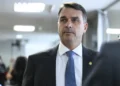 Flávio Bolsonaro chega aos Estados Unidos após deixar o Brasil; veja a cronologia da viagem
