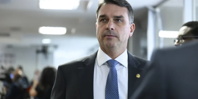Flávio Bolsonaro chega aos Estados Unidos após deixar o Brasil; veja a cronologia da viagem