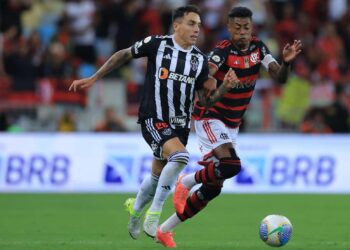 Flamengo vence Atlético-MG por 3 a 2 com gol nos acréscimos e retoma a liderança do Brasileirão