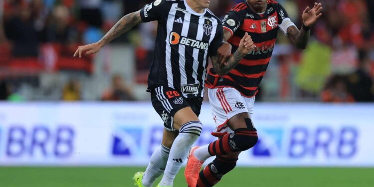 Flamengo vence Atlético-MG por 3 a 2 com gol nos acréscimos e retoma a liderança do Brasileirão