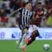 Flamengo vence Atlético-MG por 3 a 2 com gol nos acréscimos e retoma a liderança do Brasileirão